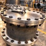 Round bolted manway with a circular cover, neck and perimeter bolts