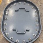 Oval bolted manway cover with two handles and perimeter fasteners