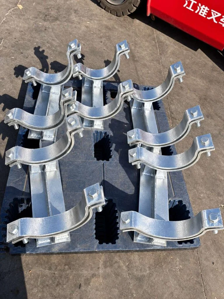 Clamp pipe shoes with split rings mounted on structural bases