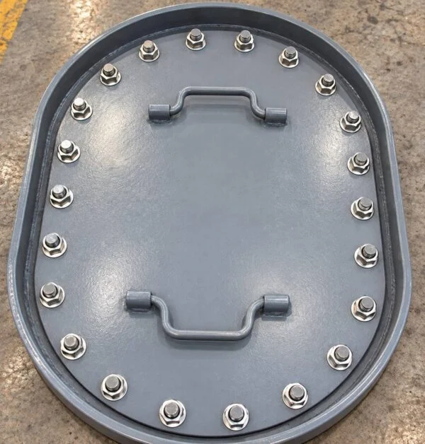 Oval bolted manway cover with two handles and perimeter fasteners